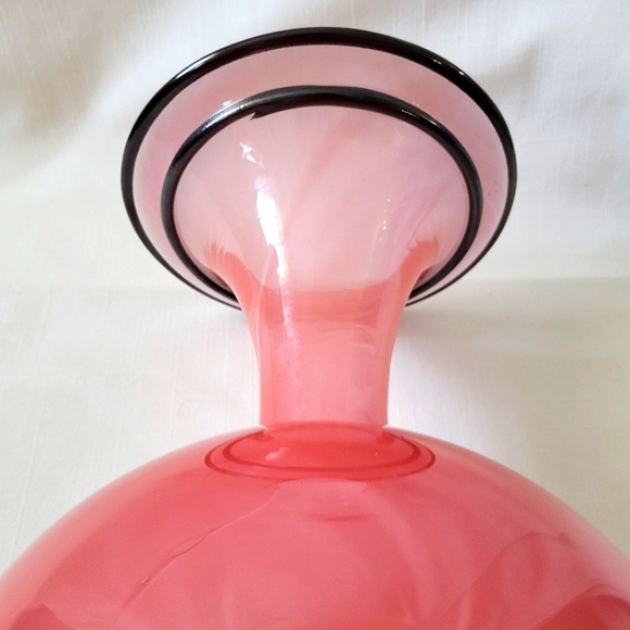 Hand-blown Beautiful Grapefruit Pink Glass Vase - Picture 8 of 14